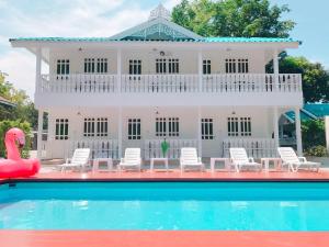 une maison avec une piscine en face d'un bâtiment dans l'établissement Baan Luang Harn, à Phra Nakhon Si Ayutthaya