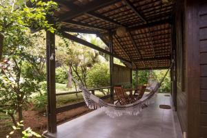 een hangmat op de veranda van een huis bij Casa Renascer in Fernando de Noronha