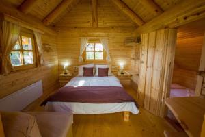 Un pat sau paturi într-o cameră la Glamping Organic Farm Slibar