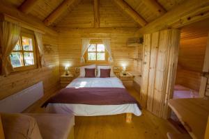 Postel nebo postele na pokoji v ubytování Glamping Organic Farm Slibar