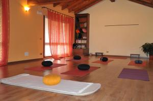 a room with a lot of yoga mats on the floor at Agriturismo Cascina Madonnina in Pregnana Milanese