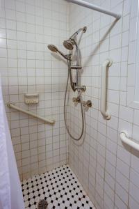 bagno con doccia e pavimento in bianco e nero di Richard's Motel Studios a Hollywood