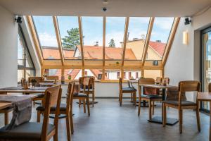 a restaurant with tables and chairs and large windows at Hotel-Pension Treppengasse Nr 6 in Altenburg
