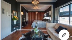 羅托魯阿的住宿－Skyline SkyRides Premium Property，客厅配有沙发和1张床