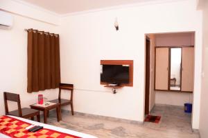 En TV eller et underholdningssystem på Hotel Sugandh Retreat Jaipur