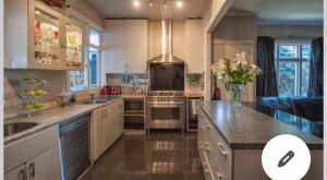 Kuchyň nebo kuchyňský kout v ubytování Skyline SkyRides Premium Property, see host info for pets