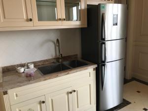 une cuisine avec un évier et un réfrigérateur dans l'établissement Imperial Condotel, à Vung Tau