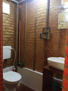 een badkamer met een toilet en een wastafel bij Cherai Beach Retreat in Cherai Beach