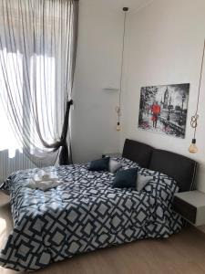 una camera da letto con un letto con un piumone bianco e nero di JOE LUXURY HOUSE a Torino