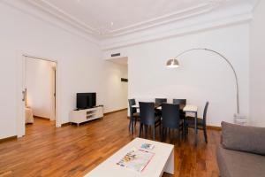 Televízia a/alebo spoločenská miestnosť v ubytovaní Aspasios Rambla Catalunya Apartments