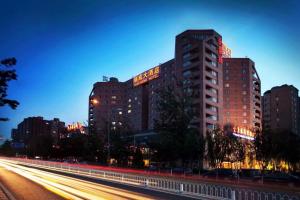 un edificio con luces por la noche en Ruicheng Hotel, en Beijing