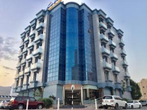 un hotel con le auto parcheggiate davanti di Diwan Al Amir a Khasab