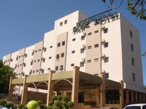 普鲁登特总统城Muchiutt Park Hotel的一座挂着招牌的白色大楼