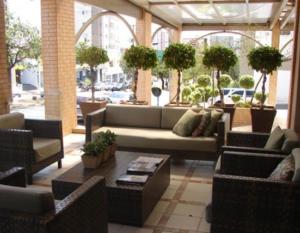 a living room with a couch and chairs and a table at Muchiutt Park Hotel in Presidente Prudente