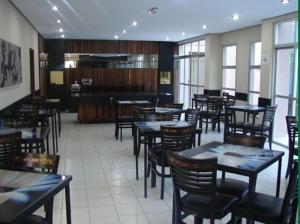 Muchiutt Park Hotel tesisinde bir restoran veya yemek mekanı