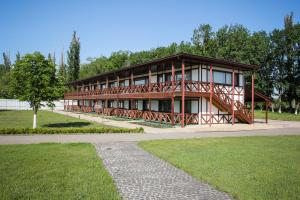 Un gran edificio con una pasarela delante de él. en Bereg holiday park, en Svetlogorskoye