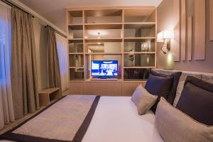een slaapkamer met een groot bed en een televisie bij Cuci Hotel di Mare Bayramoglu in Gebze