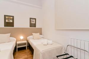 Posteľ alebo postele v izbe v ubytovaní Aspasios Rambla Catalunya Apartments