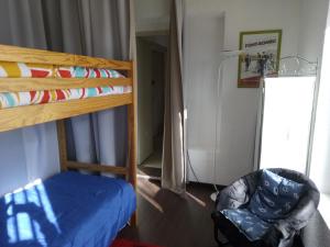 フォン・ロムー・オデイヨ・ヴィアにあるGrand F3 terrasse, vueのベッドルーム(二段ベッド1組、椅子付)