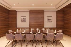A seating area at Country Inn Premier Amritsar - 10 min drive from Golden Temple
