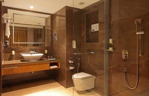 A bathroom at Country Inn Premier Amritsar - 10 min drive from Golden Temple