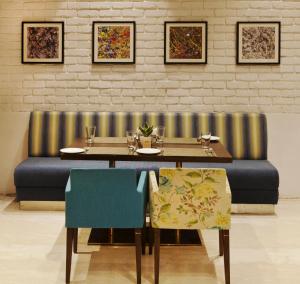 A seating area at Country Inn Premier Amritsar - 10 min drive from Golden Temple