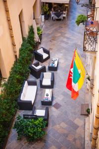 una vista aérea de un patio con sillas y una bandera en BADIA NUOVA Apart Hotel, en Trapani