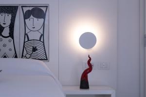 een slaapkamer met een bed en een lamp op een tafel bij Zia Pupetta Suites in Amalfi