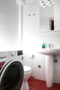 La salle de bains est pourvue d'un lave-linge et d'un lavabo. dans l'établissement Metro Fix Cosy Apartment, à Athènes