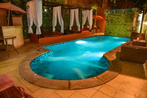 - une piscine au milieu d'un patio dans l'établissement Mhonsa Hotel, à Chiang Mai