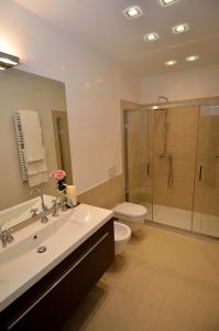 une salle de bain avec un lavabo, des toilettes et une douche dans l'établissement B&B Villa Ines, sur le Lido de Venise 24 autres photos