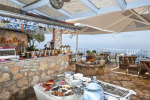 een restaurant met een tafel met eten op een stenen muur bij Beyaz Yunus Hotel - Adult Only in Oludeniz