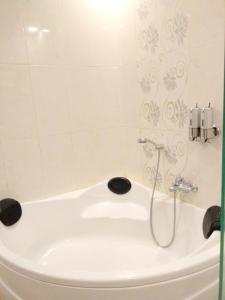 y baño con bañera y ducha. en Fams Homestay by FH Stay, en Yogyakarta