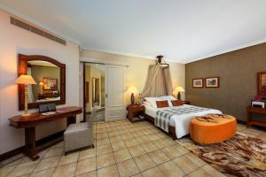 Кровать или кровати в номере Dinarobin Beachcomber Golf Resort & Spa