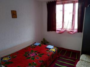 Un pat sau paturi într-o cameră la Рехатъ къща Огнянови