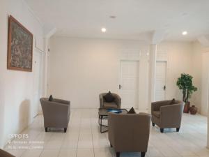 a waiting room with two chairs and a table at Hotel Monika in Rantepao