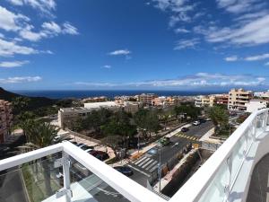 widok na miasto z balkonu budynku w obiekcie Tinérfe el grande 12 w Adeje