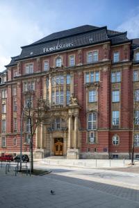 een groot rood bakstenen gebouw met een bord erop bij Fraser Suites Hamburg in Hamburg