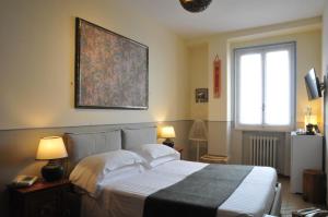 a bedroom with a bed and a painting on the wall at Hotel Villa Belvedere in Bonassola