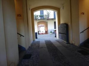 an empty hallway with an archway in a building at Appartamento Le Corti 2 in Alessandria