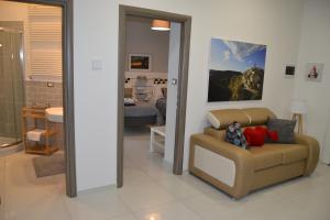 マテーラにあるIl profumo dei Sassi Holiday Homeのリビングルーム(ソファ付)、ベッドルーム1室が備わります。