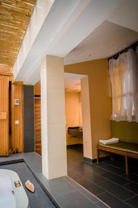 - Baño con aseo en una habitación en Belvedere Tam Dao Resort, en Tam Ðảo