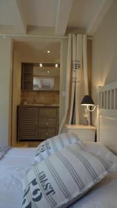 En eller flere senge i et værelse på Les Olivettes le mazet + 12 billeder