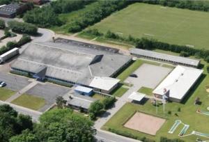 - une vue de tête sur un grand bâtiment avec un parking dans l'établissement Roslev Vandrerhjem-Hostel, à Roslev