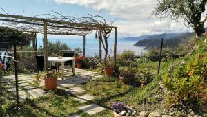 a garden with a table and some potted plants at Le Paradis in Levanto