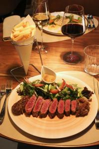Eten bij of ergens in de buurt van het hotel

