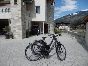zwei Fahrräder stehen vor einem Gebäude geparkt in der Unterkunft Schloßburg Reiserhof in Zell am Ziller
