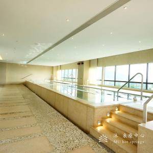 - un escalier dans un bâtiment avec hall dans l'établissement Hotel Royal Beitou, à Taipei