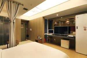 Gallery image of H Drive Hotel in Iksan