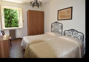A bed or beds in a room at La Piccola Bellagio